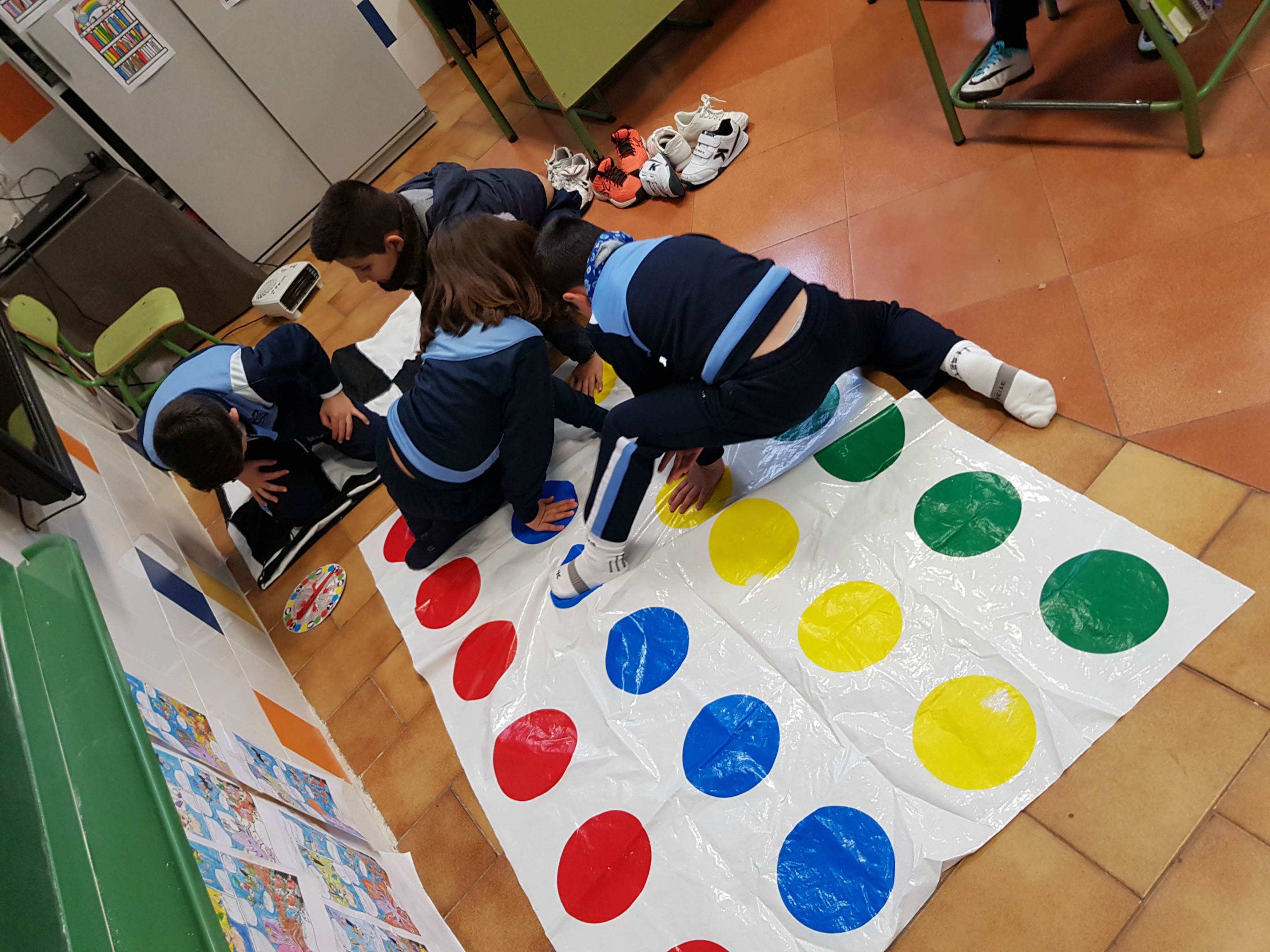 Jugando en el recreo cuando llueve.